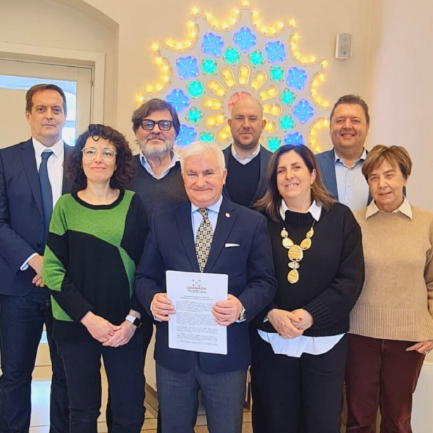 Firma de la adhesión (AYTO. GRANADA)