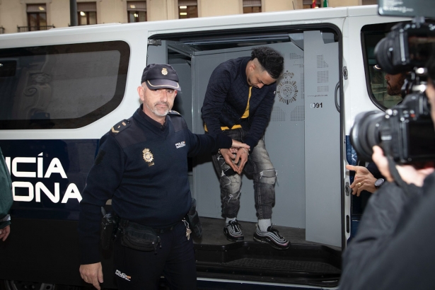 Salida del furgón policial del presunto homicida (ANTONIO L. JUÁREZ)