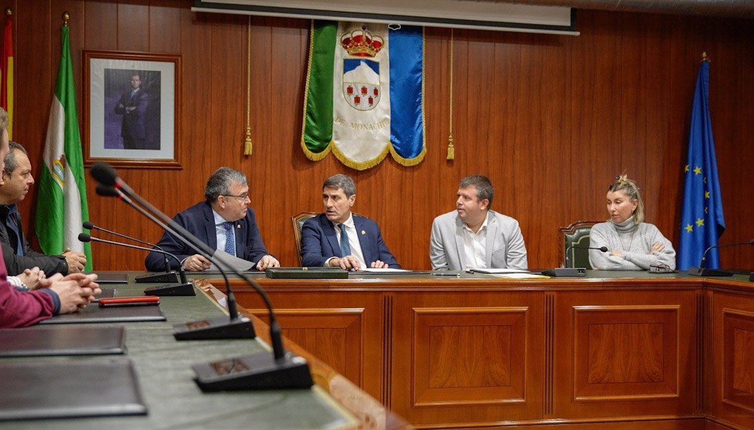 Visita del delegado del Gobierno en Andalucía, Pedro Fernández, a Monachil, flanqueado por el subdelegado del Gobierno, José Antonio Montilla, y el alcalde, José Morales, de izquierda a derecha en la imagen (DELEGACIÓN DEL GOBIERNO EN ANDALUCÍA)