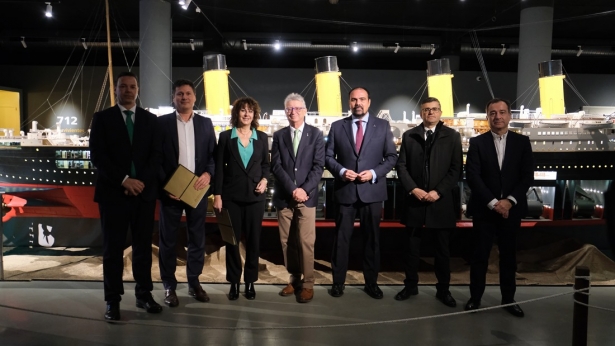 Representantes institucionales frente a la maqueta del Titanic (PARQUE DE LAS CIENCIAS) Representantes institucionales frente a la maqueta del Titanic (PARQUE DE LAS CIENCIAS)