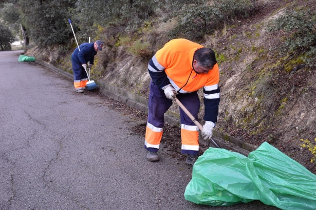 Limpieza en la zona recreativo de Sierra Elvira (AYTO. ALBOLOTE)