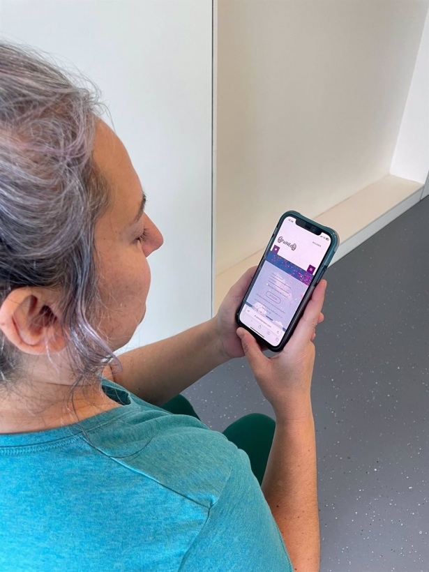 Una mujer consulta la aplicación PaiNEd para mujeres que han superado el cáncer de mama. (INSTITUTO DE INVESTIGACIÓN BIOSANITARIA DE GRANADA) Una mujer consulta la aplicación PaiNEd para mujeres que han superado el cáncer de mama. (INSTITUTO DE INVESTIGACIÓN BIOSANITARIA DE GRANADA)