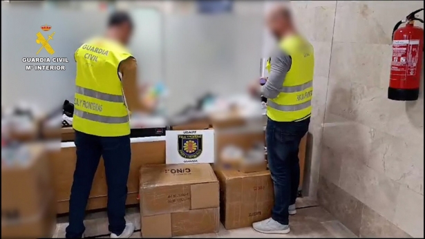 Imagen de Guardia Civil interviniendo productos falsificados de marcas conocidas (GUARDIA CIVIL GRANADA) Imagen de Guardia Civil interviniendo productos falsificados de marcas conocidas (GUARDIA CIVIL GRANADA)