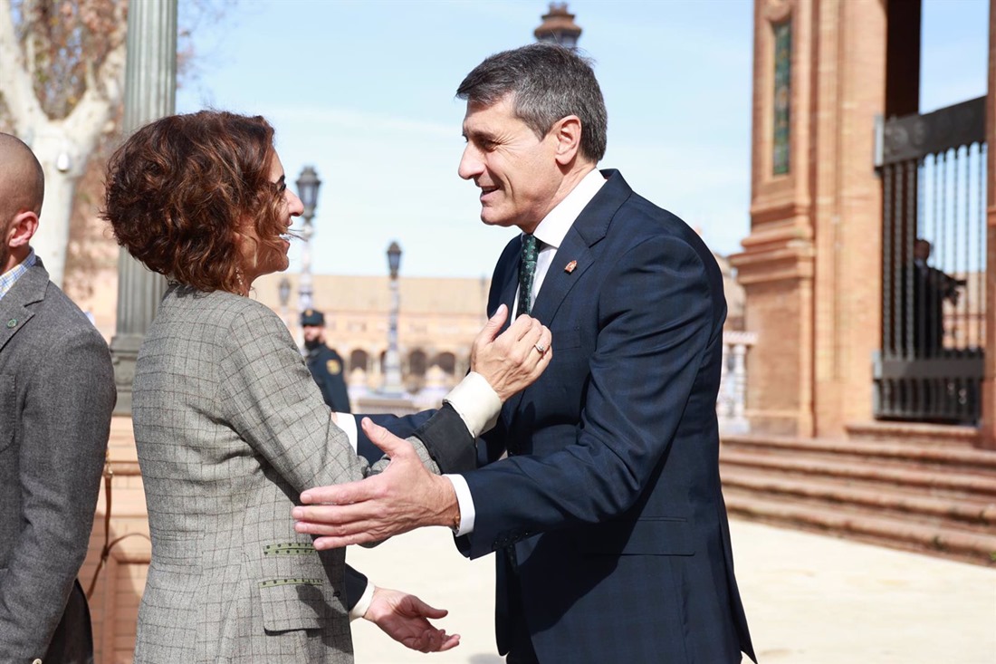 El delegado del Gobierno en Andalucía, Pedro Fernández, saluda a la vicepresidenta primera del Gobierno y ministra de Hacienda, María Jesús Montero, en imagen de archivo (ROCÍO RUIZ / EUROPA PRESS)
