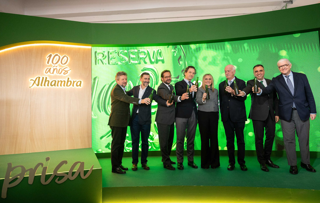 Las distintas autoridades brindan por el aniversario de la cervecera granadina en el acto de hoy
