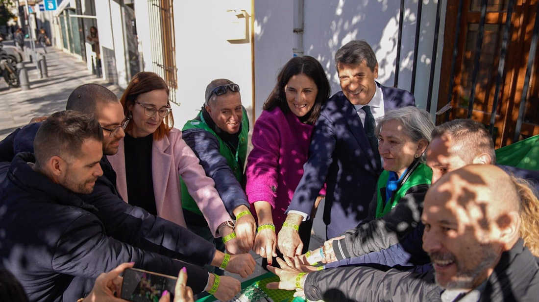 El delegado del Gobierno en Andalucía, Pedro Fernández, ha visitado Atarfe con su alcaldesa, Yolanda Fernández, ambos en el centro en la imagen (DELEGACIÓN DEL GOBIERNO)