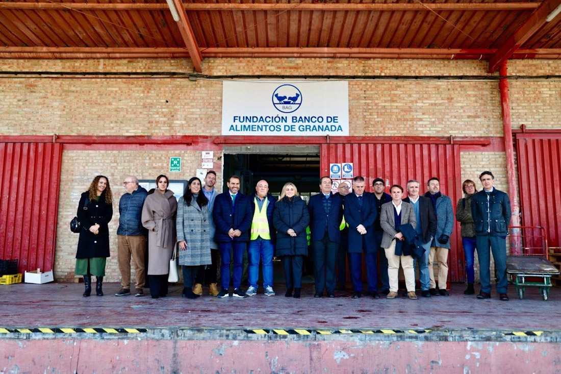 Presentación del nuevo espacio del Banco de Alimentos con la alcaldesa de Granada, Marifrán Carazo, en el centro en la imagen (AYUNTAMIENTO)