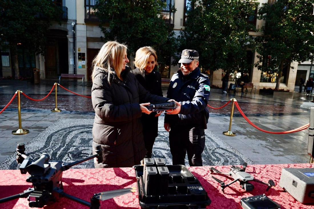 La alcaldesa de Granada, Marifrán Carazo, a la izquierda en la imagen, ha participado con la edil de Movilidad, Ana Agudo, en la presentación de nuevos drones de la Policía Local (AYUNTAMIENTO)