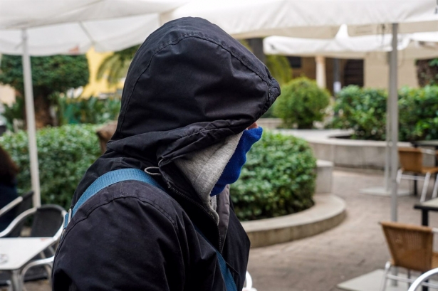 Transeúntes abrigado por calles céntricas de la capital. Imagen de archivo (EDUARDO BRIONES - EUROPA PRESS)