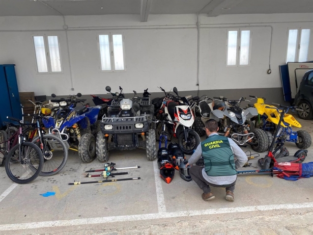 Un agente de la Guardia Civil junto a motos y quads en garajes comunitarios (GUARDIA CIVIL) Un agente de la Guardia Civil junto a motos y quads en garajes comunitarios (GUARDIA CIVIL)