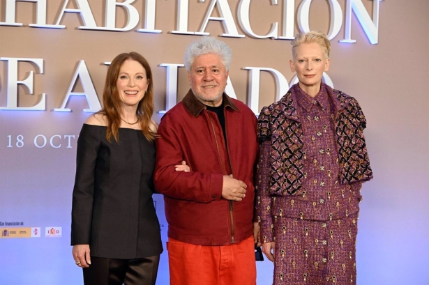 Julianne Moore, Pedro Almodóvar y Tilda Swinton posan en el photocall de la película `La habitación de al lado` (JOSÉ OLIVA / EUROPA PRESS) Julianne Moore, Pedro Almodóvar y Tilda Swinton posan en el photocall de la película `La habitación de al lado` (JOSÉ OLIVA / EUROPA PRESS)