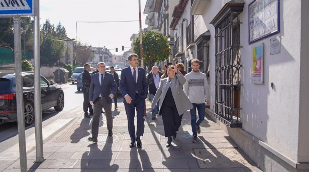 El delegado del Gobierno en Andalucía, Pedro Fernández, en una visita a La Zubia (DELEGACIÓN DEL GOBIERNO EN ANDALUCÍA)