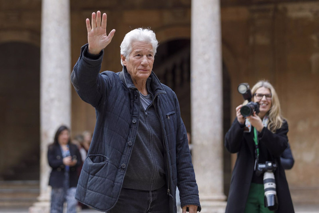 El actor Richard Gere antes de la rueda de prensa en el Palacio de Carlos V de la Alhambra (ÁLEX CÁMARA - EUROPA PRESS)