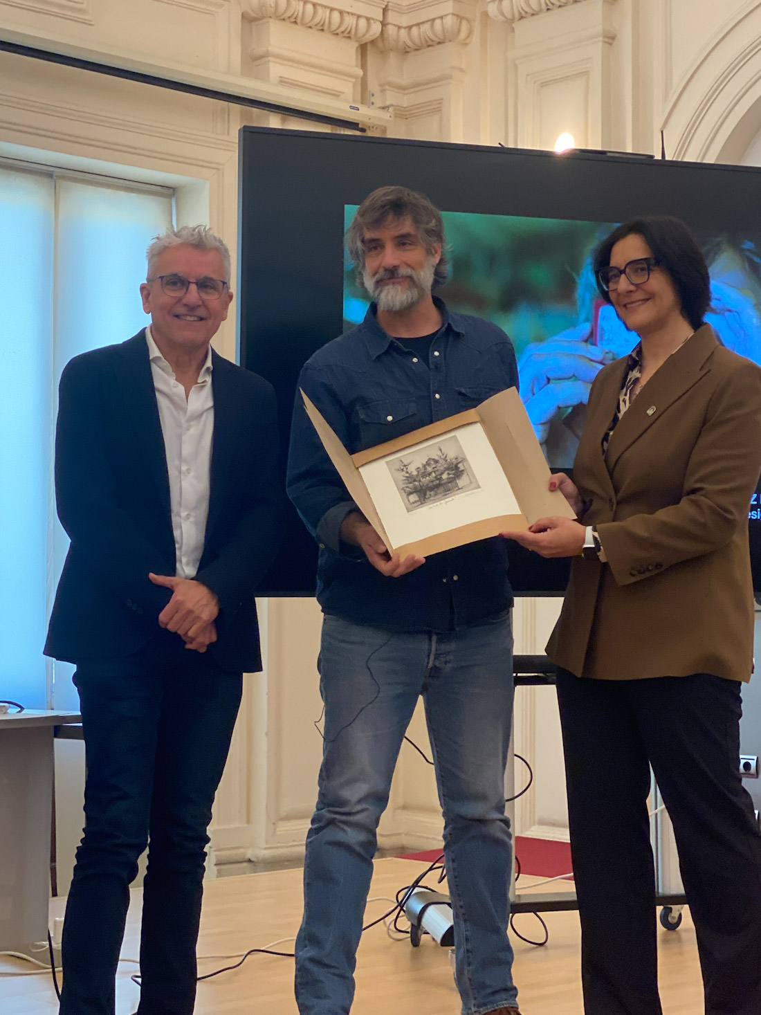 La delegada de Educación y el director de la Escuela entregan un grabado a Pepe Domínguez del Olmo (EASD JOSÉ VAL DE OMAR)