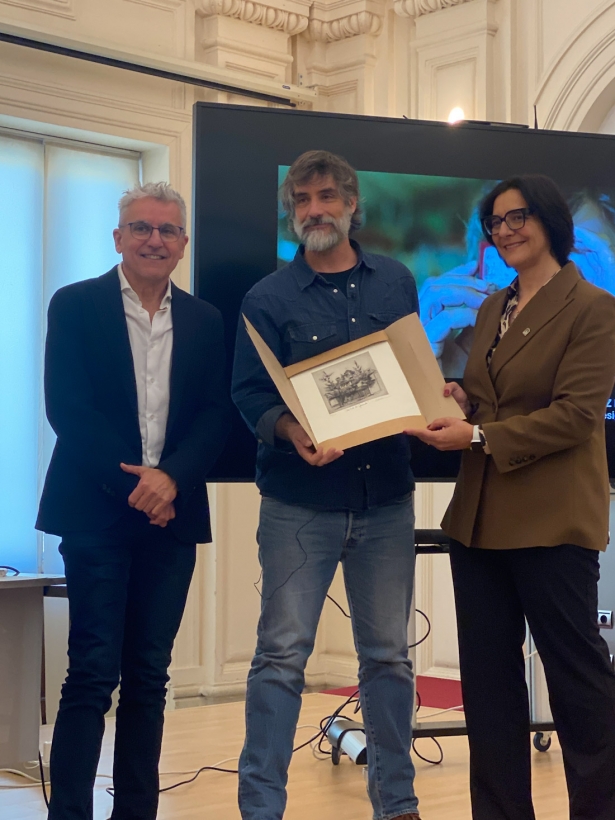 La delegada de Educación y el director de la Escuela entregan un grabado a Pepe Domínguez del Olmo (EASD JOSÉ VAL DE OMAR) La delegada de Educación y el director de la Escuela entregan un grabado a Pepe Domínguez del Olmo (EASD JOSÉ VAL DE OMAR)