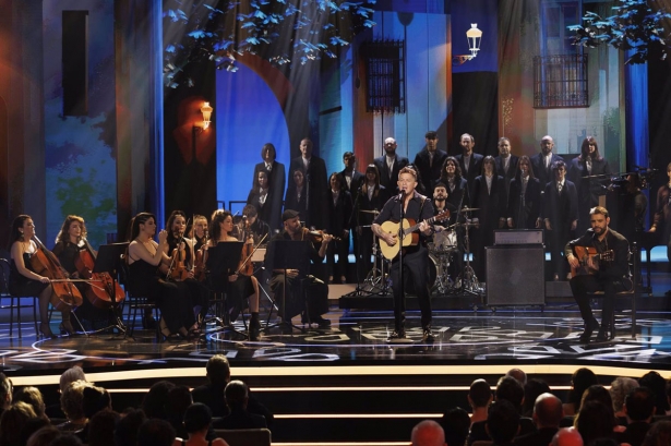 El cantante Alejandro Sanz durante la gala de entrega de la 39º edición de los Premios Goya, con la Orquesta y el Coro de la Universidad de Granada (EUROPA PRESS) El cantante Alejandro Sanz durante la gala de entrega de la 39º edición de los Premios Goya, con la Orquesta y el Coro de la Universidad de Granada (EUROPA PRESS)