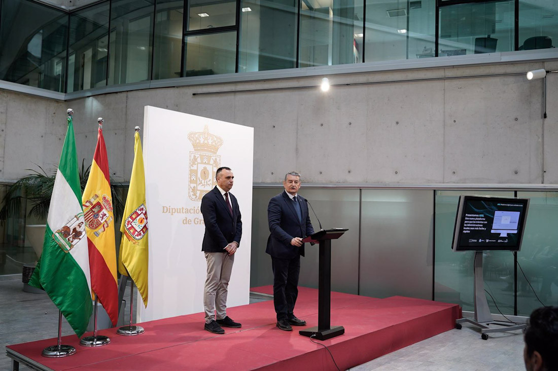 El consejero de la Presidencia, Interior, Diálogo Social y Simplificación Administrativa, Antonio Sanz, y el presidente de la Diputación de Granada, Francisco Rodríguez (ARSENIO ZURITA-EUROPA PRESS)