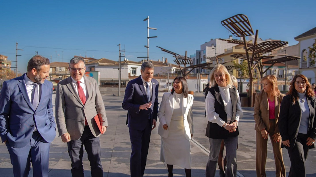 El delegado del Gobierno en Andalucía, Pedro Fernández, acompañado del subdelegado en Granada, José Antonio Montilla, en un encuentro institucional con la alcaldesa de Armilla, Loli Cañavate (DELEGACIÓN DEL GOBIERNO EN ANDALUCÍA)