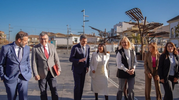 El delegado del Gobierno en Andalucía, Pedro Fernández, acompañado del subdelegado en Granada, José Antonio Montilla, en un encuentro institucional con la alcaldesa de Armilla, Loli Cañavate (DELEGACIÓN DEL GOBIERNO EN ANDALUCÍA)
