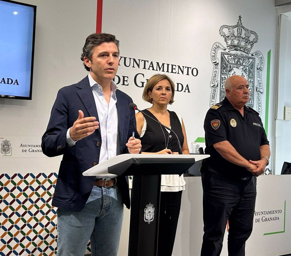 Los concejales Jorge Saavedra y Ana Agudo, en imagen de archivo junto con el jefe de la Policía Local de Granada, José Manuel Jiménez Avilés, a la derecha en la imagen (AYUNTAMIENTO)