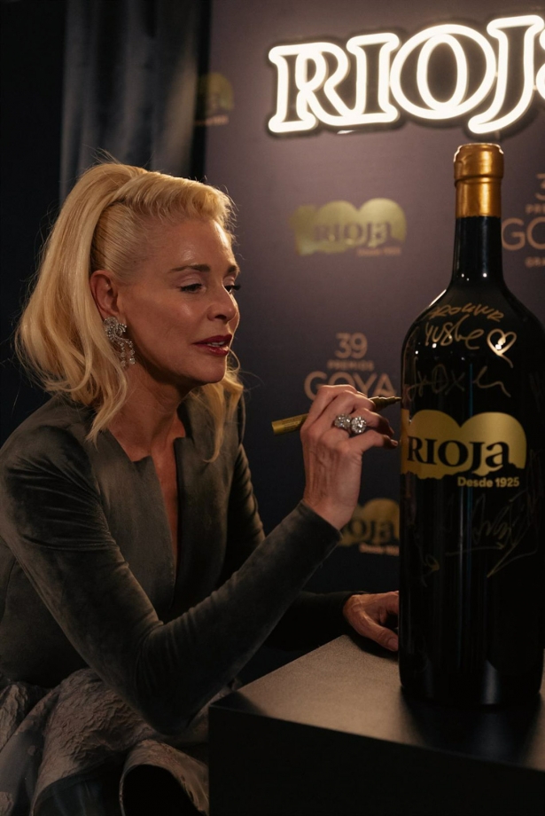 La actriz Belén Rueda firma una de las botellas especiales de Rioja del centenario (DOCA RIOJA( La actriz Belén Rueda firma una de las botellas especiales de Rioja del centenario (DOCA RIOJA(