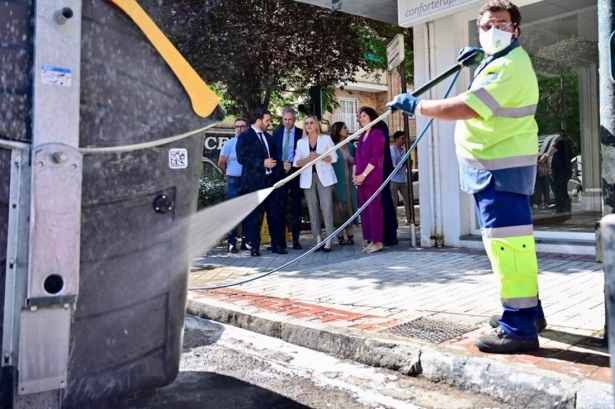 Limpieza de contenedores, en imagen de archivo con, entre otros, la alcaldesa de Granada, Marifrán Carazo, al fondo (AYUNTAMIENTO DE GRANADA)