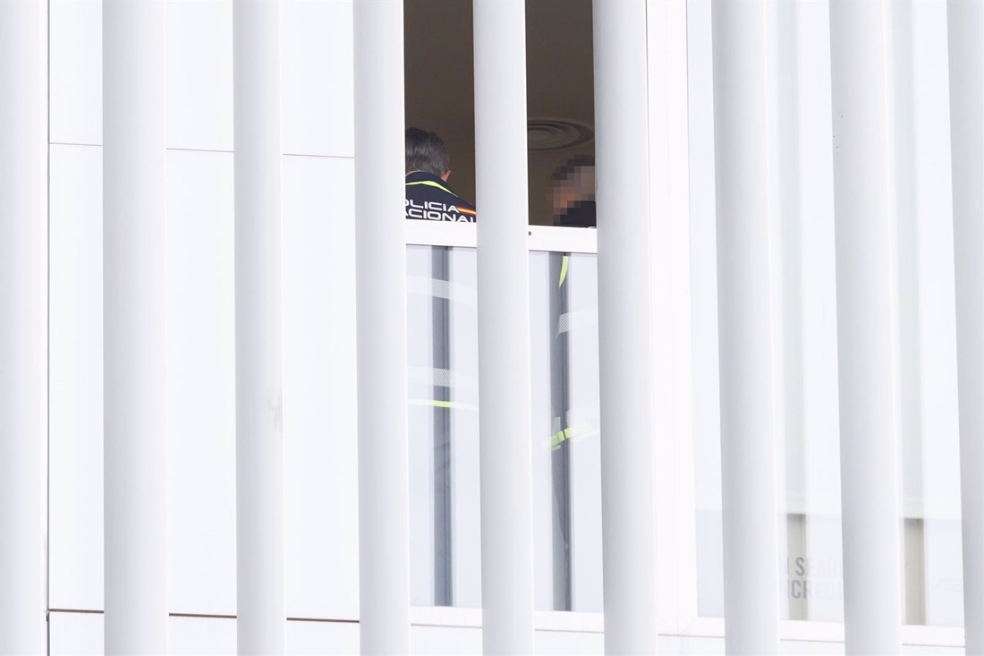 Agentes de la Unidad de Delincuencia Económica y Fiscal (Udef) de la Policía Nacional en las dependencias de la Policía Local de Granada este pasado martes  (ÁLEX CÁMARA / EUROPA PRESS)