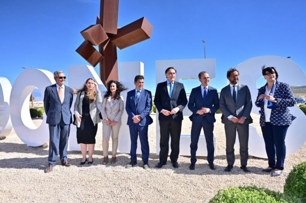 El consejero de Universidad, José Carlos Gómez Villamandos (4d), en Escúzar, con su alcalde, Antonio Arrabal, a su derecha en la imagen (JUNTA)