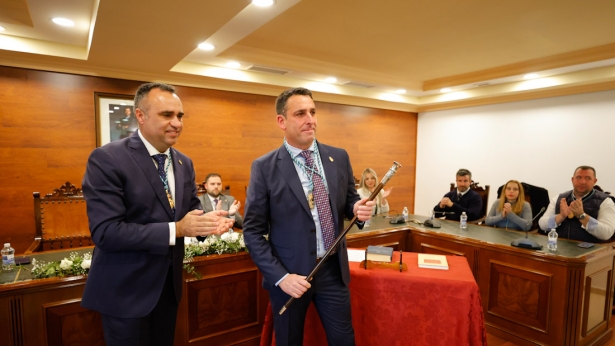 Francis Rodríguez entrega el bastón de mando a Jorge Sánchez (AYTO. ALHENDÍN)