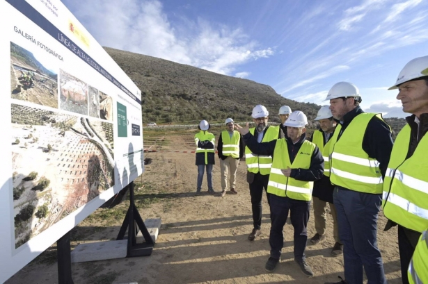 El ministro de Transportes y Movilidad Sostenible, Óscar Puente, en su visita técnica a las obras de la Variante de Loja (DELEGACIÓN GOBIERNO ANDALUCÍA)