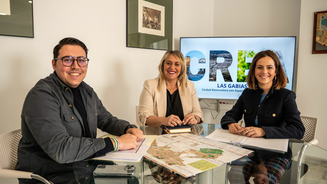 Mariano Delgado, concejal delegado de Presidencia, Personal y Desarrollo Local, María Merinda Sádaba, alcaldesa de Las Gabias, y Paloma López, concejal delegado de Urbanismo, Desarrollo Sostenible y Agenda 2030 (AYTO. LAS GABIAS)