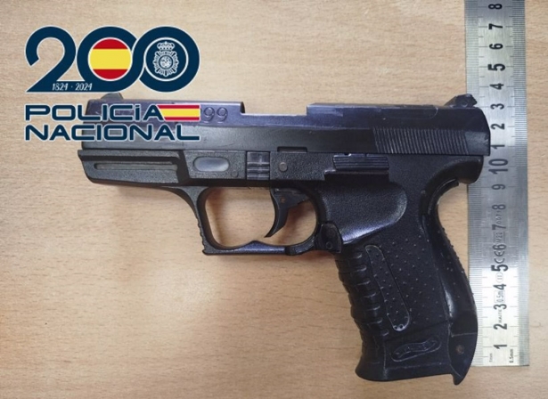 Arma simulada intervenida por la Policía Nacional - POLICÍA NACIONAL