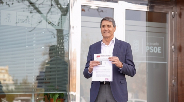 Pedro Fernández, este pasado lunes ante la sede del PSOE de Granada (PRECANDIDATURA PEDRO FERNÁNDEZ)