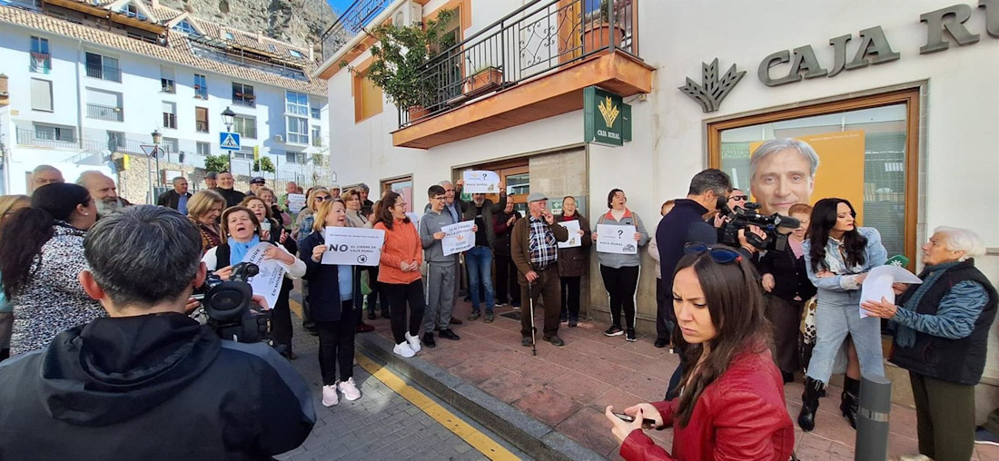 Manifestación contra el cierre parcial de una oficina bancaria en el Casco Antiguo (AYUNTAMIENTO)