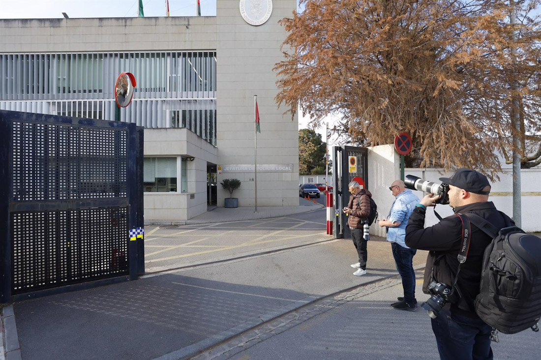 Agentes de la Unidad de Delincuencia Económica y Fiscal (Udef) de la Policía Nacional se incautaron de material en las dependencias de la Policía Local de Granada por el presunto fraude en el proceso de oposiciones (ÁLEX CÁMARA - EUROPA PRESS)