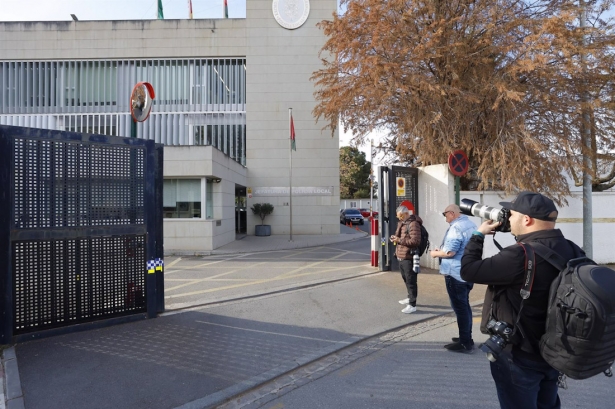 Agentes de la Unidad de Delincuencia Económica y Fiscal (Udef) de la Policía Nacional se incautaron de material en las dependencias de la Policía Local de Granada por el presunto fraude en el proceso de oposiciones (ÁLEX CÁMARA - EUROPA PRESS)