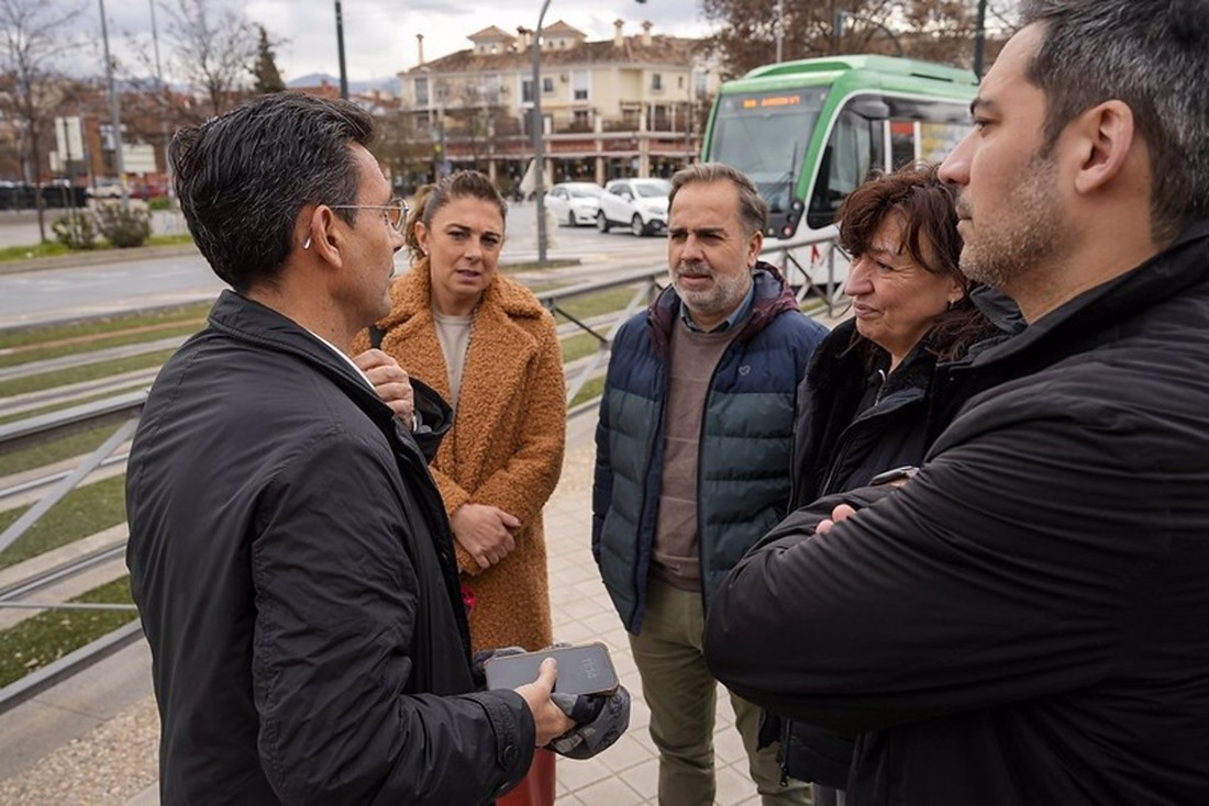 El portavoz del PSOE en el Ayuntamiento de Granada, Paco Cuenca, a la izquierda en la imagen en una comparecencia pública con ediles de su grupo municipal (JAVIER MARTÍN/PSOE)