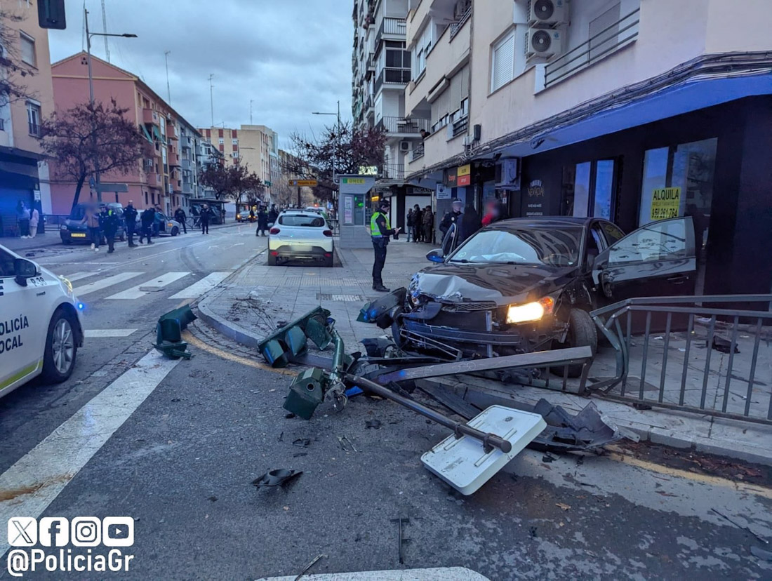 Accidente de tráfico en la Avenida de Dílar el pasado domingo por la mañana (PERFIL DE LA POLICÍA LOCAL EN LA RED SOCIAL `X`)