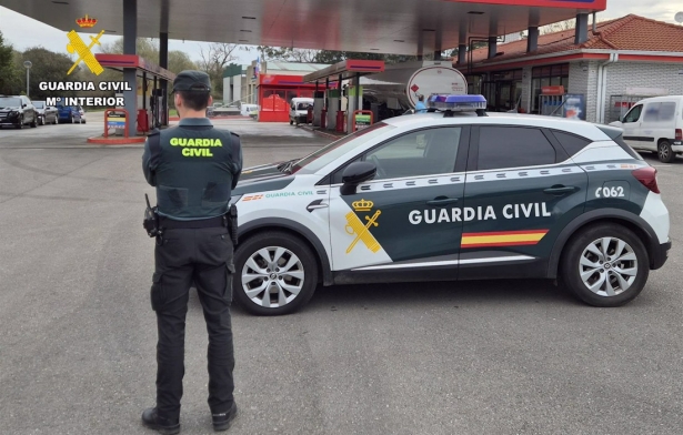 Agente y coche de la Guardia Civil, en imagen de archivo (GUARDIA CIVIL) Agente y coche de la Guardia Civil, en imagen de archivo (GUARDIA CIVIL)