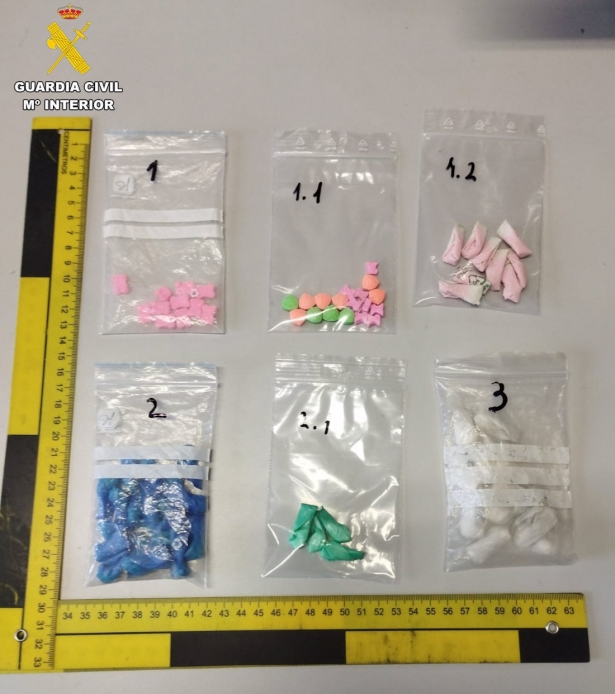 Droga intervenida a una presunta traficante en una discoteca de Las Gabias (GUARDIA CIVIL) Droga intervenida a una presunta traficante en una discoteca de Las Gabias (GUARDIA CIVIL)