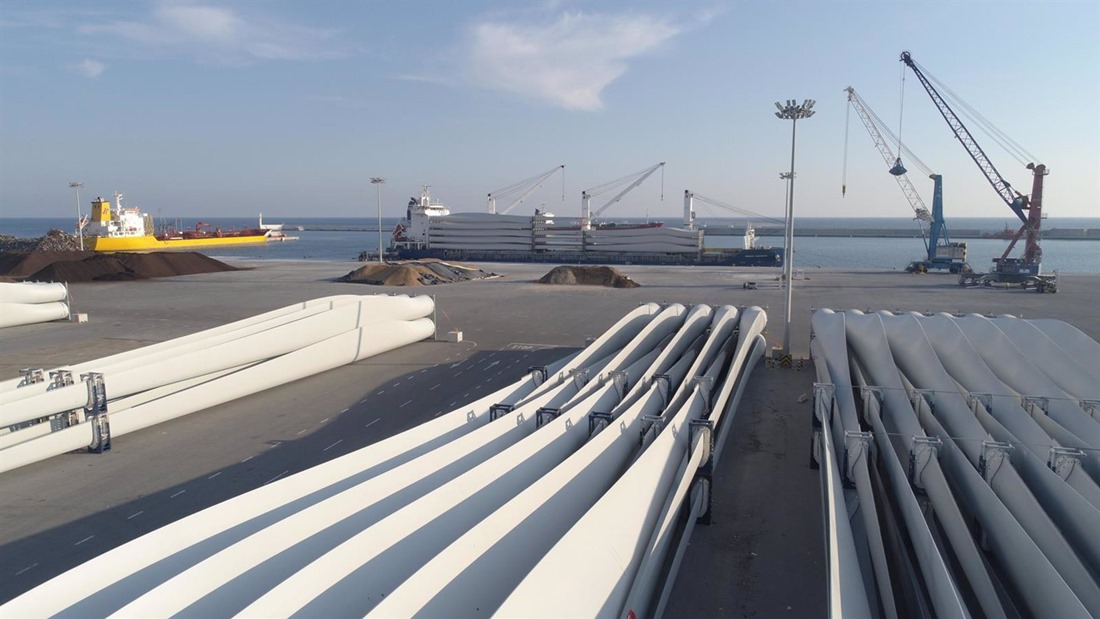 Exportación de palas eólicas en la dársena motrileña (AUTORIDAD PORTUARIA)