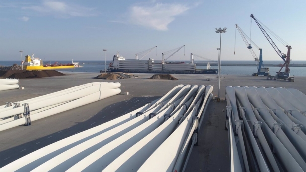 Exportación de palas eólicas en la dársena motrileña (AUTORIDAD PORTUARIA)