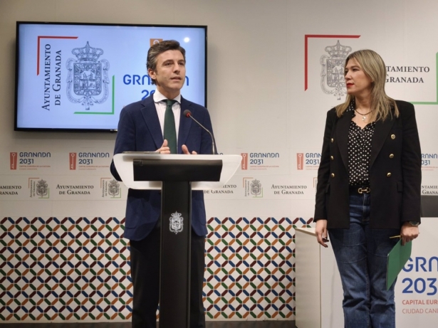 El portavoz del equipo de gobierno local de Granada, Jorge Saavedra, atiende a los medios en presencia de la concejal de Fiestas Mayores, Carolina Amate (AYUNTAMIENTO)