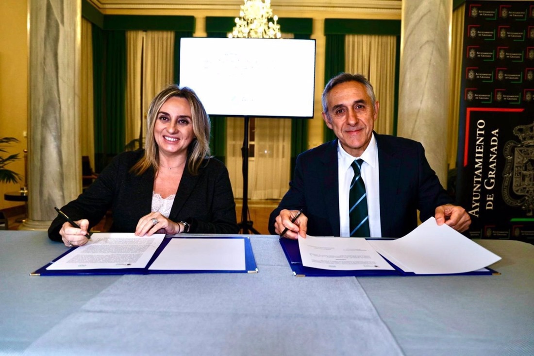 La alcaldesa de Granada, Marifrán Carazo, y el presidente de la AVS, José Manuel López Cerezo (AYUNTAMIENTO)