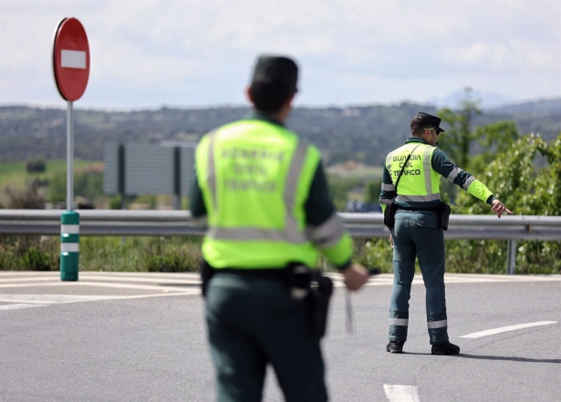 Dos agentes de la Guardia Civil de Tráfico (EDUARDO PARRA - EUROPA PRESS) Dos agentes de la Guardia Civil de Tráfico (EDUARDO PARRA - EUROPA PRESS)