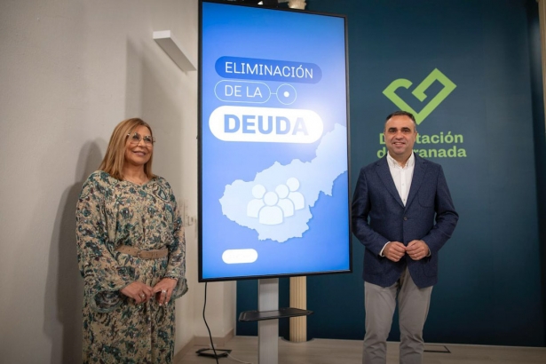 El presidente de la Diputación de Granada, Francis Rodríguez, junto a la diputada de Economía, Ana Molina (ANTONIO L. JUÁREZ)