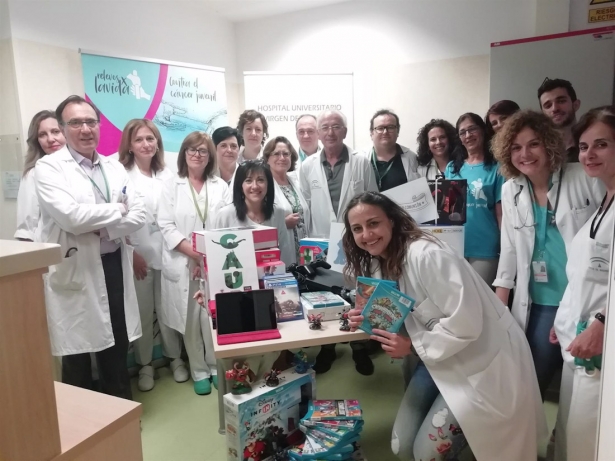 Profesionales sanitarios junto a miembros de Relevos por la Vida, una de las asociaciones a las que se destinará la recaudación del Festival Solidario, en imagen de archivo (JUNTA DE ANDALUCÍA) Profesionales sanitarios junto a miembros de Relevos por la Vida, una de las asociaciones a las que se destinará la recaudación del Festival Solidario, en imagen de archivo (JUNTA DE ANDALUCÍA)