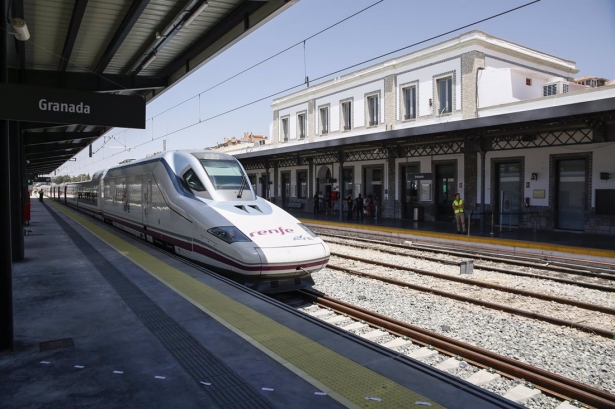AVE a Granada (ÁLEX CÁMARA / EUROPA PRESS)