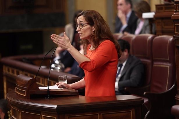 La ministra de Sanidad, Mónica García, interviene durante una sesión plenaria en el Congreso (EDUARDO PARRA / EUROPA PRESS)
