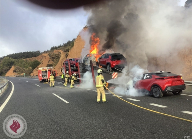 Bomberos de Diputación de Granada controlan las llamas del incendio en el vehículo (DIPUTACIÓN DE GRANADA) Bomberos de Diputación de Granada controlan las llamas del incendio en el vehículo (DIPUTACIÓN DE GRANADA)